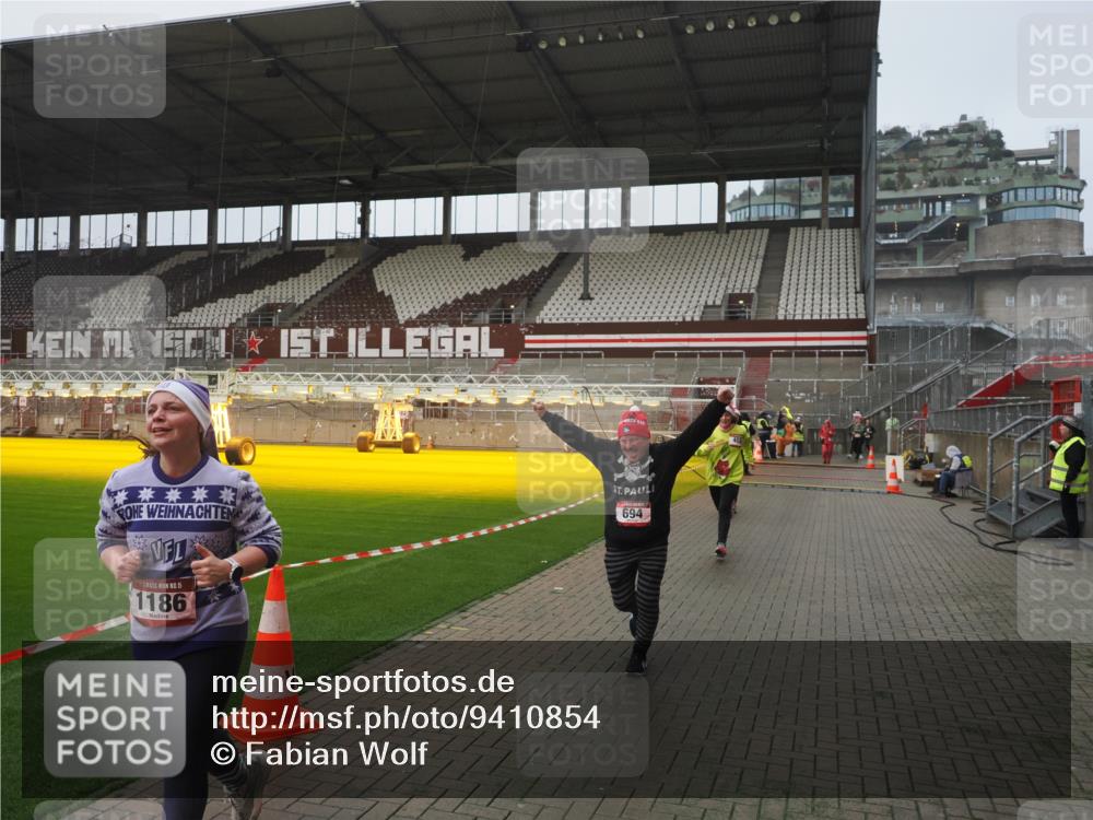 07.12.2025 - St. Pauli X-Mass-Run No. 15 Fabian Wolf http://msf.ph/oto/9410854 07.12.2025 11:11:54 Ziel 408, 437, 679, 689, 690, 694, 1186 meine-sportfotos.de