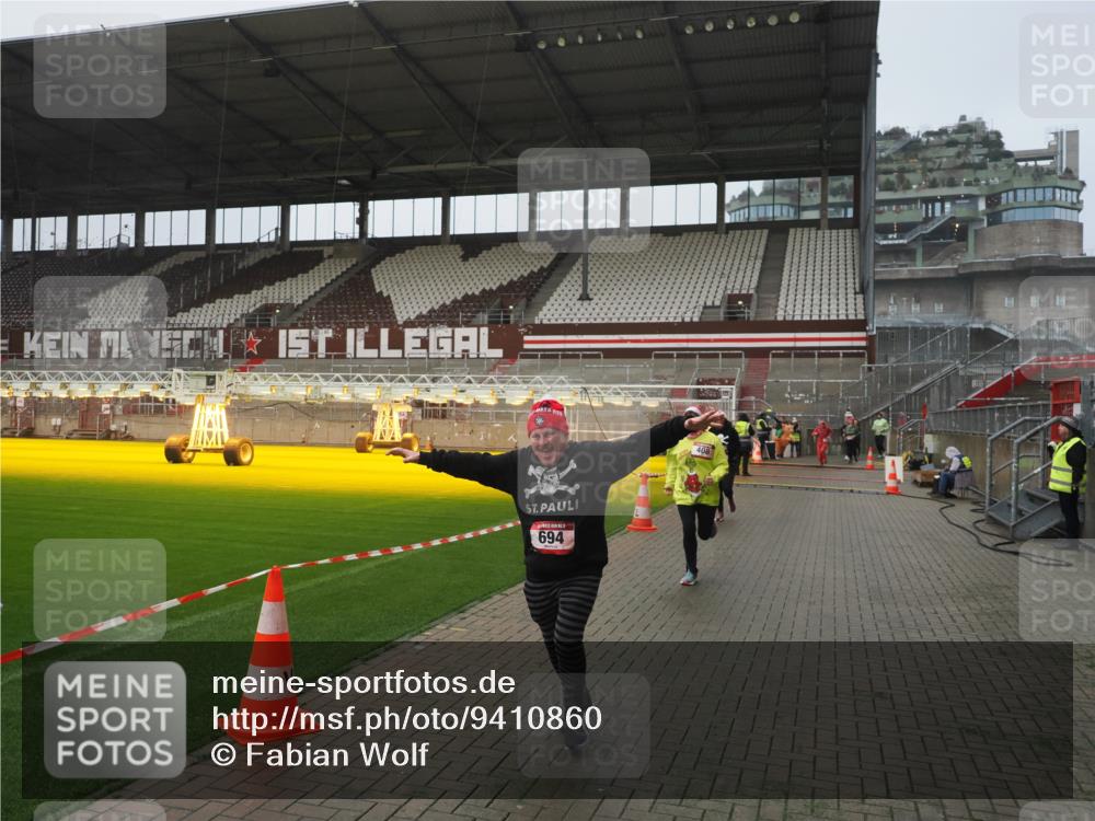 07.12.2025 - St. Pauli X-Mass-Run No. 15 Fabian Wolf http://msf.ph/oto/9410860 07.12.2025 11:11:54 Ziel 408, 437, 679, 689, 690, 694, 1186 meine-sportfotos.de