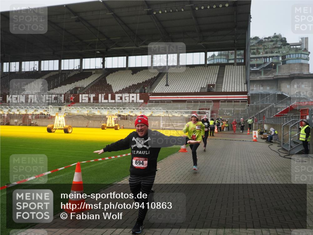 07.12.2025 - St. Pauli X-Mass-Run No. 15 Fabian Wolf http://msf.ph/oto/9410863 07.12.2025 11:11:54 Ziel 408, 437, 679, 689, 690, 694, 1186 meine-sportfotos.de