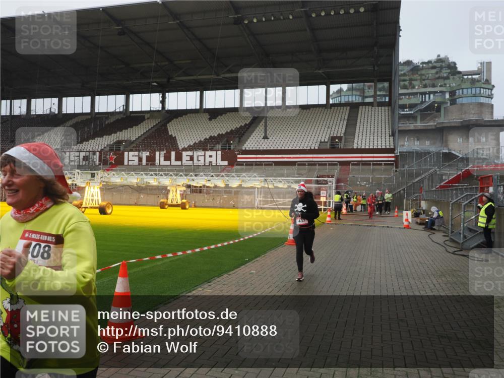07.12.2025 - St. Pauli X-Mass-Run No. 15 Fabian Wolf http://msf.ph/oto/9410888 07.12.2025 11:11:56 Ziel 408, 437, 679, 689, 690, 694, 695, 1186 meine-sportfotos.de