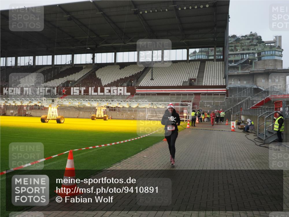07.12.2025 - St. Pauli X-Mass-Run No. 15 Fabian Wolf http://msf.ph/oto/9410891 07.12.2025 11:11:56 Ziel 408, 437, 679, 689, 690, 694, 695, 1186 meine-sportfotos.de