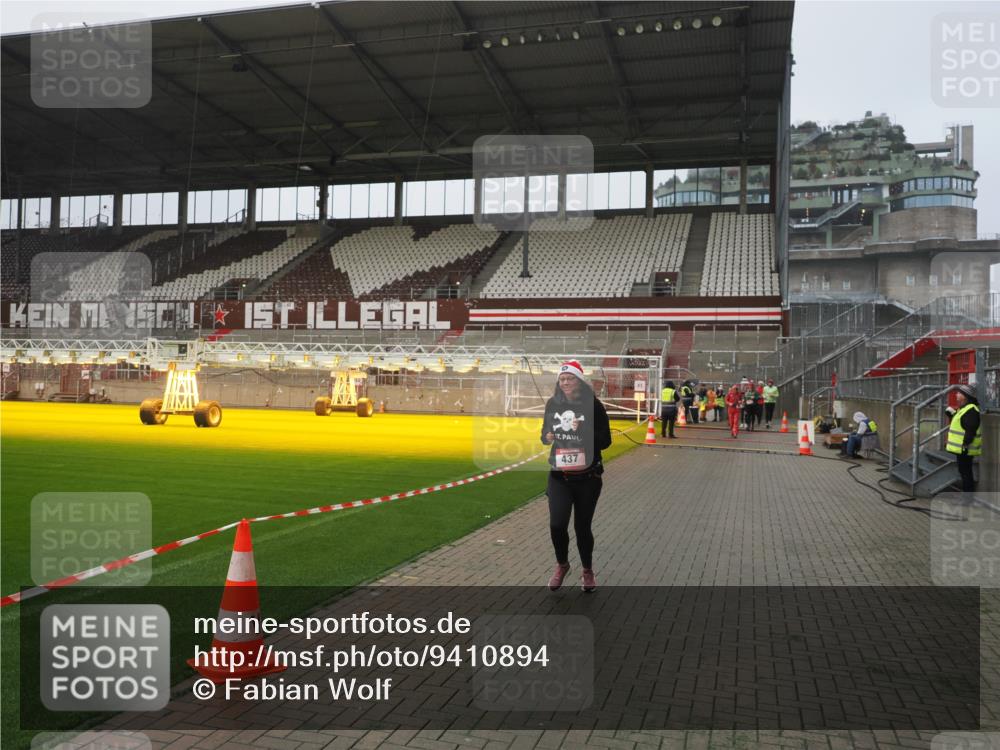 07.12.2025 - St. Pauli X-Mass-Run No. 15 Fabian Wolf http://msf.ph/oto/9410894 07.12.2025 11:11:56 Ziel 408, 437, 679, 689, 690, 694, 695, 1186 meine-sportfotos.de