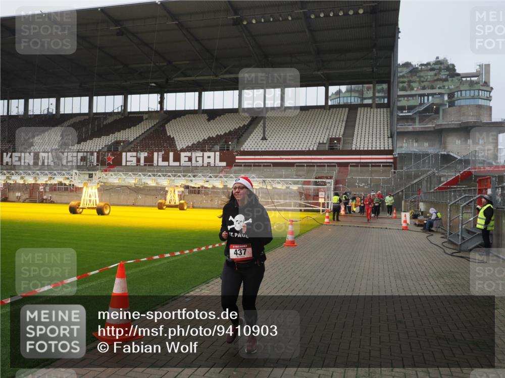 07.12.2025 - St. Pauli X-Mass-Run No. 15 Fabian Wolf http://msf.ph/oto/9410903 07.12.2025 11:11:57 Ziel 408, 437, 679, 689, 690, 694, 695, 1186 meine-sportfotos.de