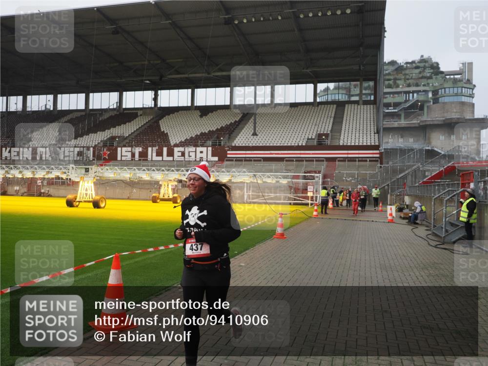 07.12.2025 - St. Pauli X-Mass-Run No. 15 Fabian Wolf http://msf.ph/oto/9410906 07.12.2025 11:11:57 Ziel 408, 437, 679, 689, 690, 694, 695, 1186 meine-sportfotos.de
