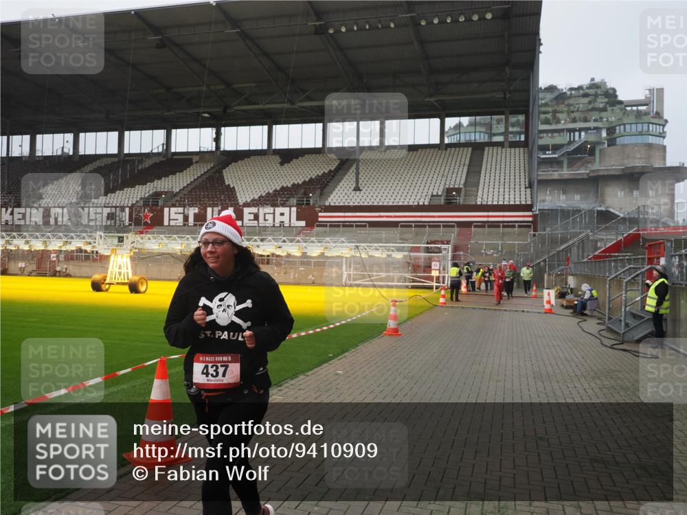 07.12.2025 - St. Pauli X-Mass-Run No. 15 Fabian Wolf http://msf.ph/oto/9410909 07.12.2025 11:11:57 Ziel 408, 437, 679, 689, 690, 694, 695, 1186 meine-sportfotos.de