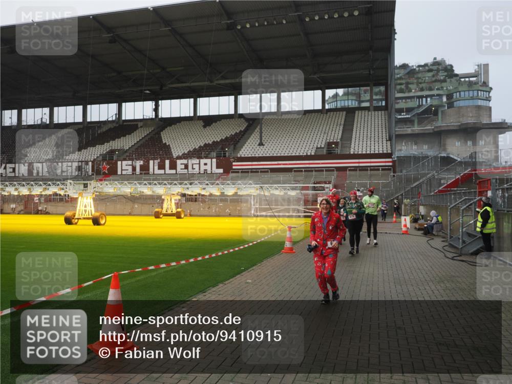 07.12.2025 - St. Pauli X-Mass-Run No. 15 Fabian Wolf http://msf.ph/oto/9410915 07.12.2025 11:12:05 Ziel 388, 408, 416, 437, 694, 695, 819, 1246, 1278 meine-sportfotos.de
