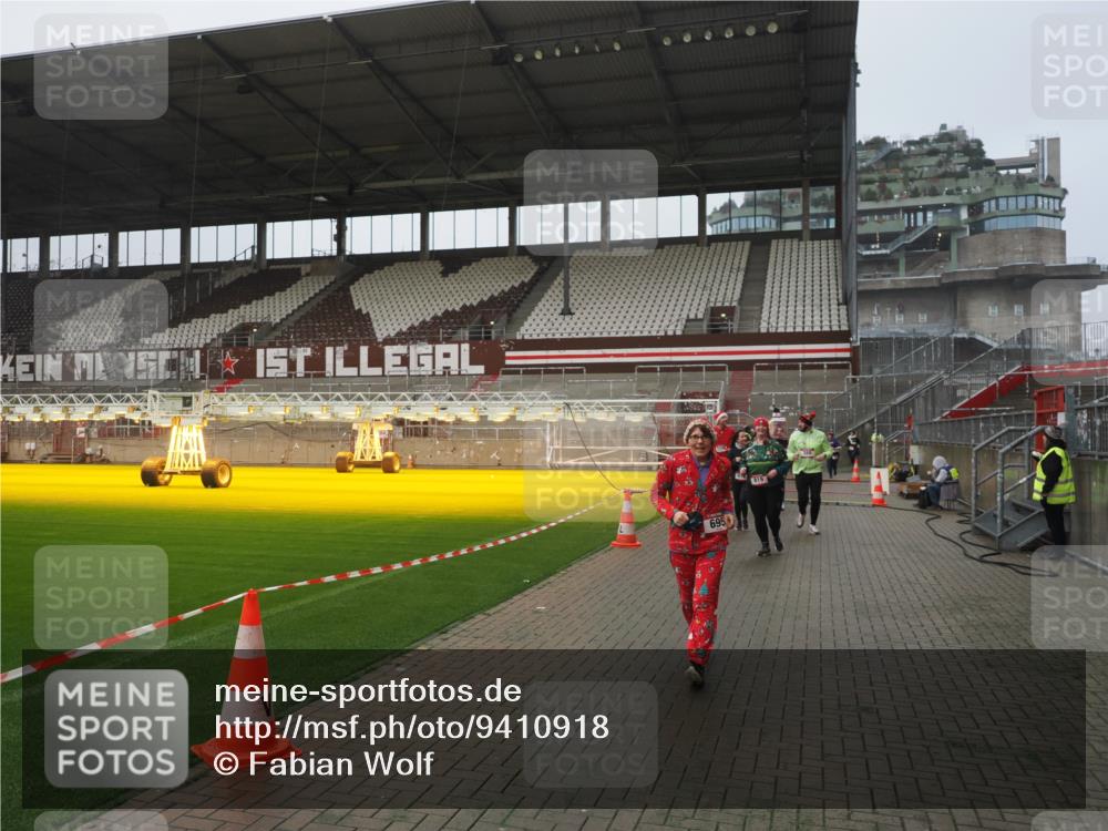 07.12.2025 - St. Pauli X-Mass-Run No. 15 Fabian Wolf http://msf.ph/oto/9410918 07.12.2025 11:12:05 Ziel 388, 408, 416, 437, 694, 695, 819, 1246, 1278 meine-sportfotos.de
