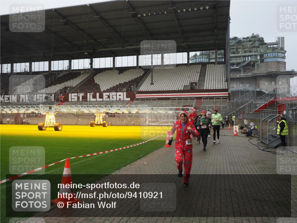 07.12.2025 - St. Pauli X-Mass-Run No. 15 Fabian Wolf http://msf.ph/oto/9410921 07.12.2025 11:12:05 Ziel 388, 408, 416, 437, 694, 695, 819, 1246, 1278 meine-sportfotos.de