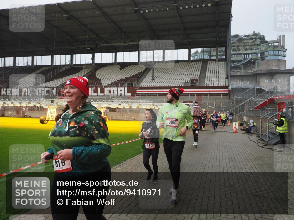 07.12.2025 - St. Pauli X-Mass-Run No. 15 Fabian Wolf http://msf.ph/oto/9410971 07.12.2025 11:12:10 Ziel 76, 79, 388, 408, 416, 437, 605, 695, 819, 1246, 1278 meine-sportfotos.de