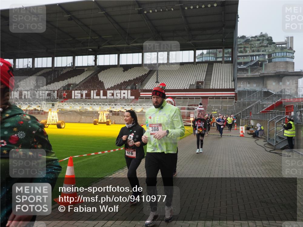 07.12.2025 - St. Pauli X-Mass-Run No. 15 Fabian Wolf http://msf.ph/oto/9410977 07.12.2025 11:12:10 Ziel 76, 79, 388, 408, 416, 437, 605, 695, 819, 1246, 1278 meine-sportfotos.de