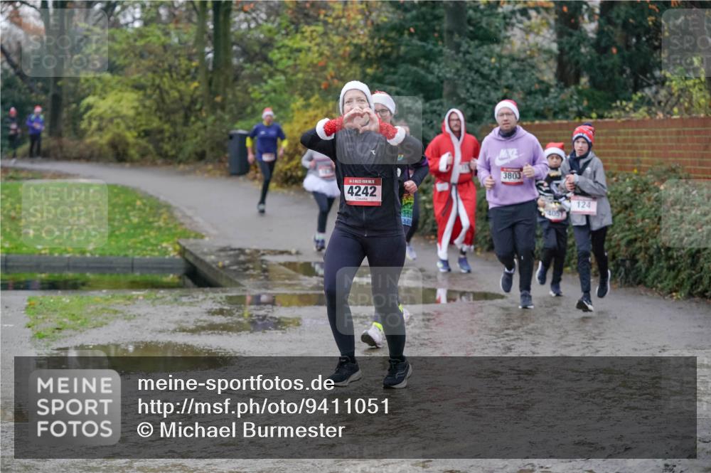 07.12.2025 - St. Pauli X-Mass-Run No. 15 Michael Burmester http://msf.ph/oto/9411051 07.12.2025 11:41:26 Laufen 15, 4242, 3803, 124, 4057 meine-sportfotos.de