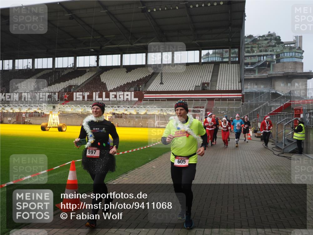 07.12.2025 - St. Pauli X-Mass-Run No. 15 Fabian Wolf http://msf.ph/oto/9411068 07.12.2025 11:12:20 Ziel 76, 79, 218, 416, 597, 605, 671, 682, 718, 836, 839, 888, 1246, 1278, 2858 meine-sportfotos.de