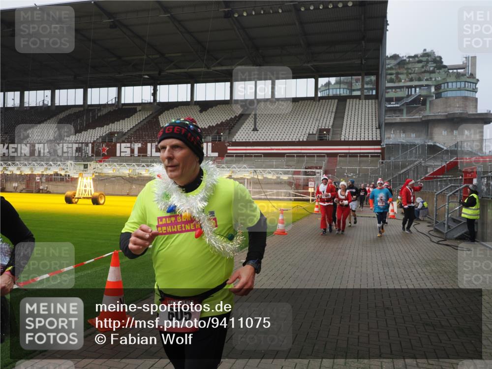 07.12.2025 - St. Pauli X-Mass-Run No. 15 Fabian Wolf http://msf.ph/oto/9411075 07.12.2025 11:12:21 Ziel 46, 76, 79, 218, 597, 605, 663, 671, 682, 718, 836, 839, 888, 1246, 2858 meine-sportfotos.de