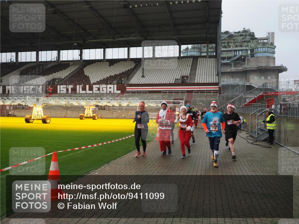 07.12.2025 - St. Pauli X-Mass-Run No. 15 Fabian Wolf http://msf.ph/oto/9411099 07.12.2025 11:12:23 Ziel 46, 76, 79, 218, 597, 605, 663, 671, 682, 718, 836, 839, 888, 2858 meine-sportfotos.de