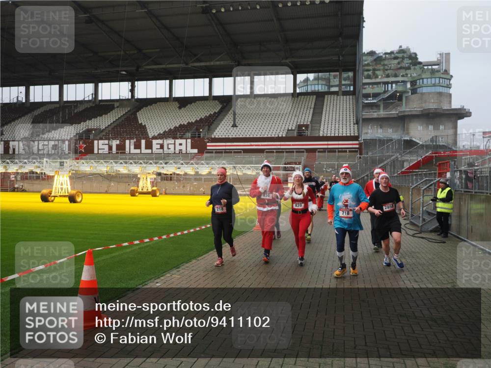 07.12.2025 - St. Pauli X-Mass-Run No. 15 Fabian Wolf http://msf.ph/oto/9411102 07.12.2025 11:12:24 Ziel 46, 76, 79, 218, 597, 605, 663, 671, 682, 718, 836, 839, 888, 2858 meine-sportfotos.de