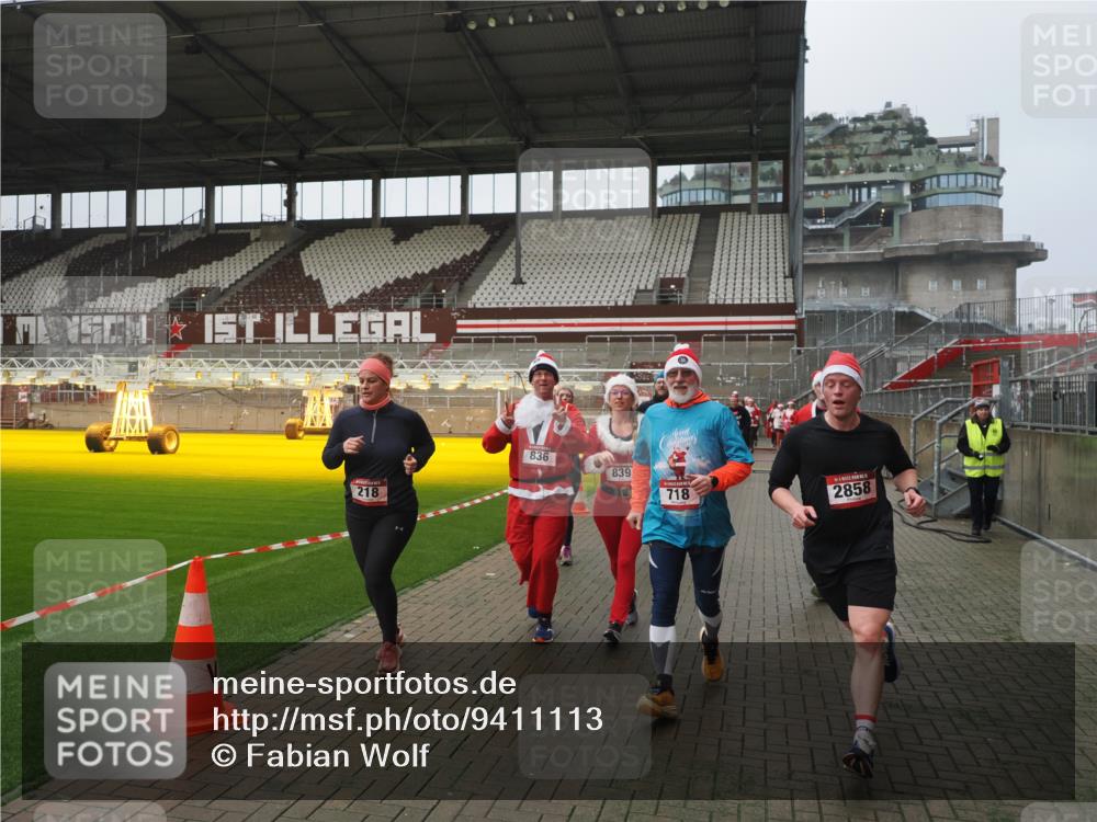 07.12.2025 - St. Pauli X-Mass-Run No. 15 Fabian Wolf http://msf.ph/oto/9411113 07.12.2025 11:12:24 Ziel 46, 76, 79, 218, 597, 605, 663, 671, 682, 718, 836, 839, 888, 2858 meine-sportfotos.de