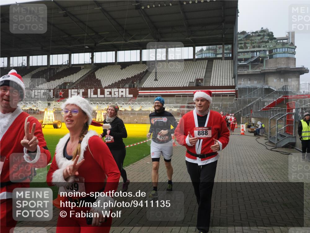 07.12.2025 - St. Pauli X-Mass-Run No. 15 Fabian Wolf http://msf.ph/oto/9411135 07.12.2025 11:12:26 Ziel 46, 76, 79, 218, 489, 597, 605, 663, 671, 682, 718, 836, 839, 888, 1142, 1609, 1610, 2858 meine-sportfotos.de