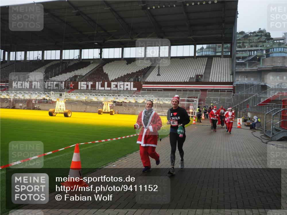07.12.2025 - St. Pauli X-Mass-Run No. 15 Fabian Wolf http://msf.ph/oto/9411152 07.12.2025 11:12:30 Ziel 46, 218, 489, 597, 605, 663, 671, 682, 718, 836, 839, 888, 1142, 1261, 1423, 1609, 1610, 2858 meine-sportfotos.de