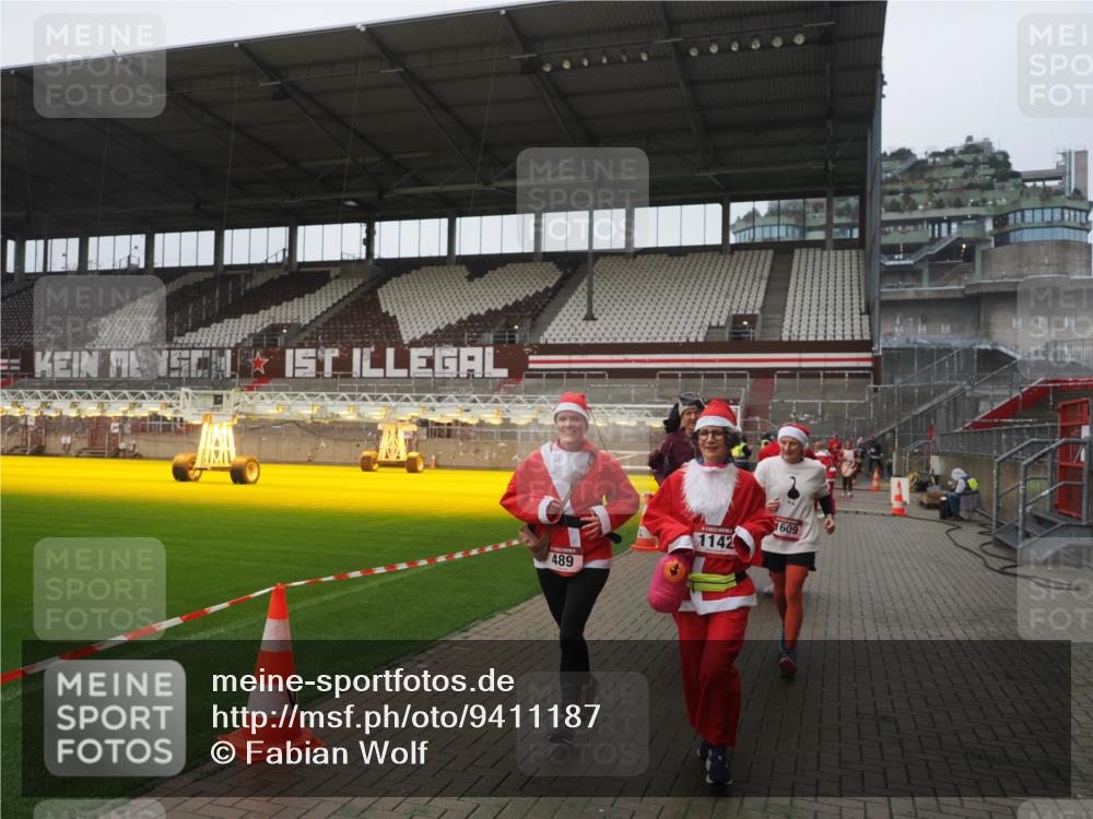 07.12.2025 - St. Pauli X-Mass-Run No. 15 Fabian Wolf http://msf.ph/oto/9411187 07.12.2025 11:12:36 Ziel 46, 489, 663, 1142, 1261, 1420, 1422, 1423, 1609, 1610, 2858 meine-sportfotos.de