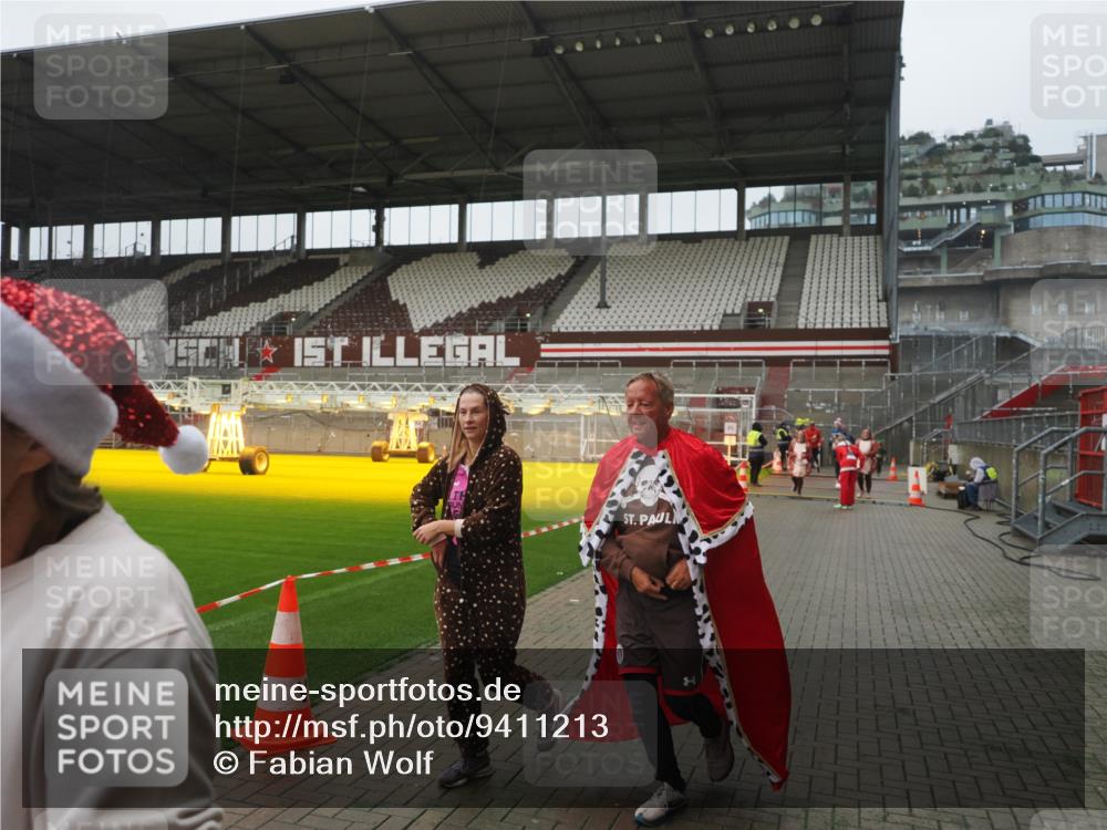 07.12.2025 - St. Pauli X-Mass-Run No. 15 Fabian Wolf http://msf.ph/oto/9411213 07.12.2025 11:12:38 Ziel 46, 489, 663, 1142, 1261, 1420, 1422, 1423, 1609, 1610 meine-sportfotos.de