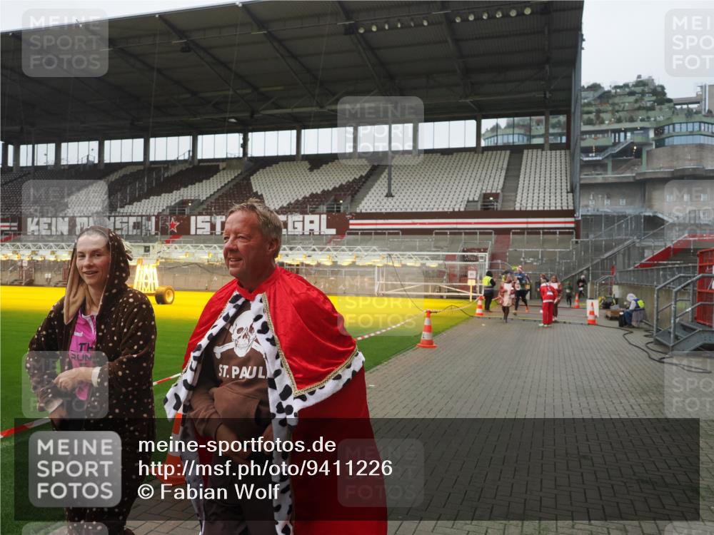 07.12.2025 - St. Pauli X-Mass-Run No. 15 Fabian Wolf http://msf.ph/oto/9411226 07.12.2025 11:12:39 Ziel 46, 489, 494, 663, 1142, 1261, 1420, 1422, 1423, 1609, 1610 meine-sportfotos.de