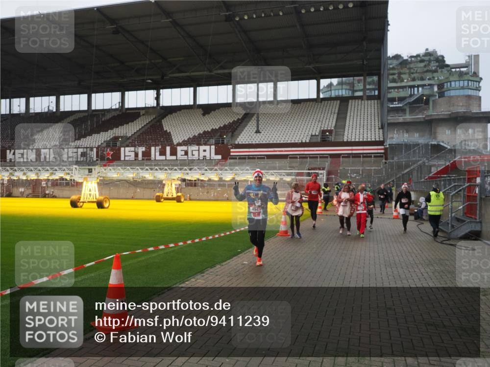 07.12.2025 - St. Pauli X-Mass-Run No. 15 Fabian Wolf http://msf.ph/oto/9411239 07.12.2025 11:12:46 Ziel 494, 1261, 1420, 1422, 1423, 1609, 1610, 3167, 4794, 4795, 4796, 4802, 4804 meine-sportfotos.de