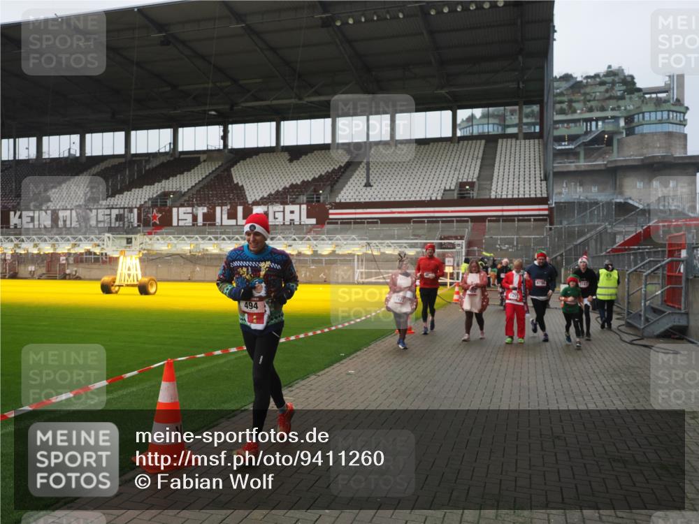 07.12.2025 - St. Pauli X-Mass-Run No. 15 Fabian Wolf http://msf.ph/oto/9411260 07.12.2025 11:12:48 Ziel 494, 1261, 1420, 1422, 1423, 3167, 4794, 4795, 4796, 4802, 4804 meine-sportfotos.de