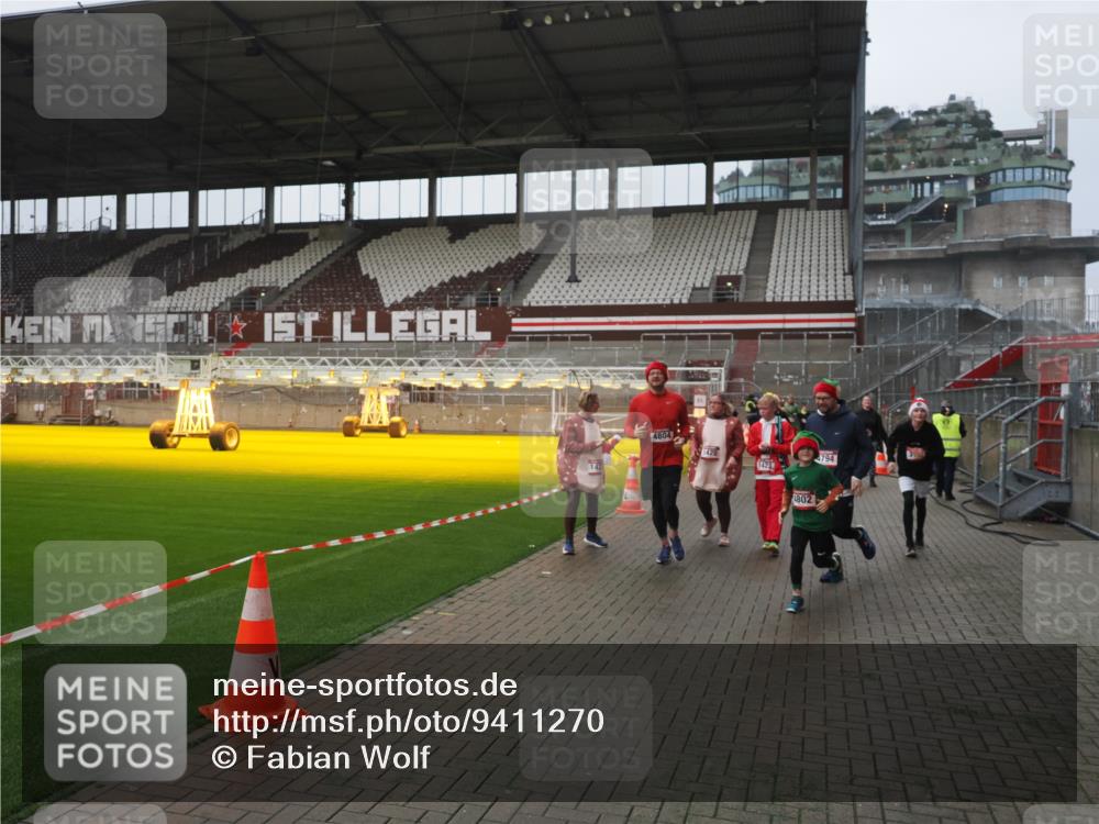 07.12.2025 - St. Pauli X-Mass-Run No. 15 Fabian Wolf http://msf.ph/oto/9411270 07.12.2025 11:12:49 Ziel 494, 1420, 1422, 1423, 3167, 4794, 4795, 4796, 4802, 4804 meine-sportfotos.de
