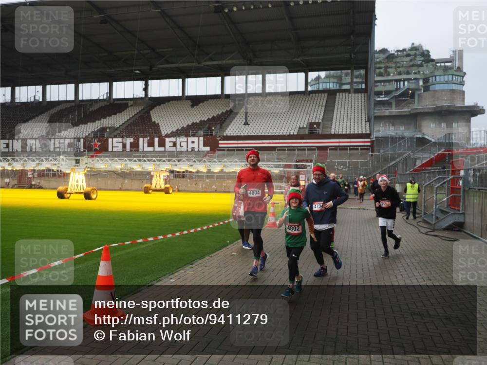 07.12.2025 - St. Pauli X-Mass-Run No. 15 Fabian Wolf http://msf.ph/oto/9411279 07.12.2025 11:12:50 Ziel 494, 681, 919, 1420, 1422, 1423, 3167, 4794, 4795, 4796, 4802, 4804 meine-sportfotos.de