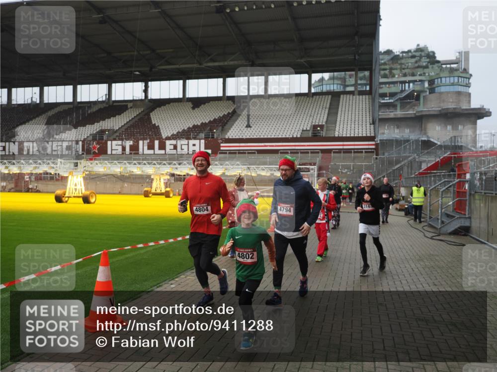 07.12.2025 - St. Pauli X-Mass-Run No. 15 Fabian Wolf http://msf.ph/oto/9411288 07.12.2025 11:12:51 Ziel 494, 681, 919, 1420, 1422, 3167, 4794, 4795, 4796, 4802, 4804 meine-sportfotos.de