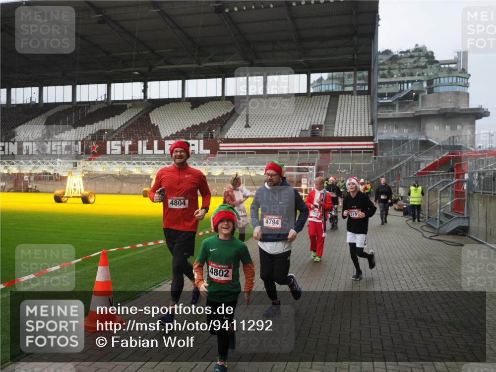 07.12.2025 - St. Pauli X-Mass-Run No. 15 Fabian Wolf http://msf.ph/oto/9411292 07.12.2025 11:12:51 Ziel 494, 681, 919, 1420, 1422, 3167, 4794, 4795, 4796, 4802, 4804 meine-sportfotos.de