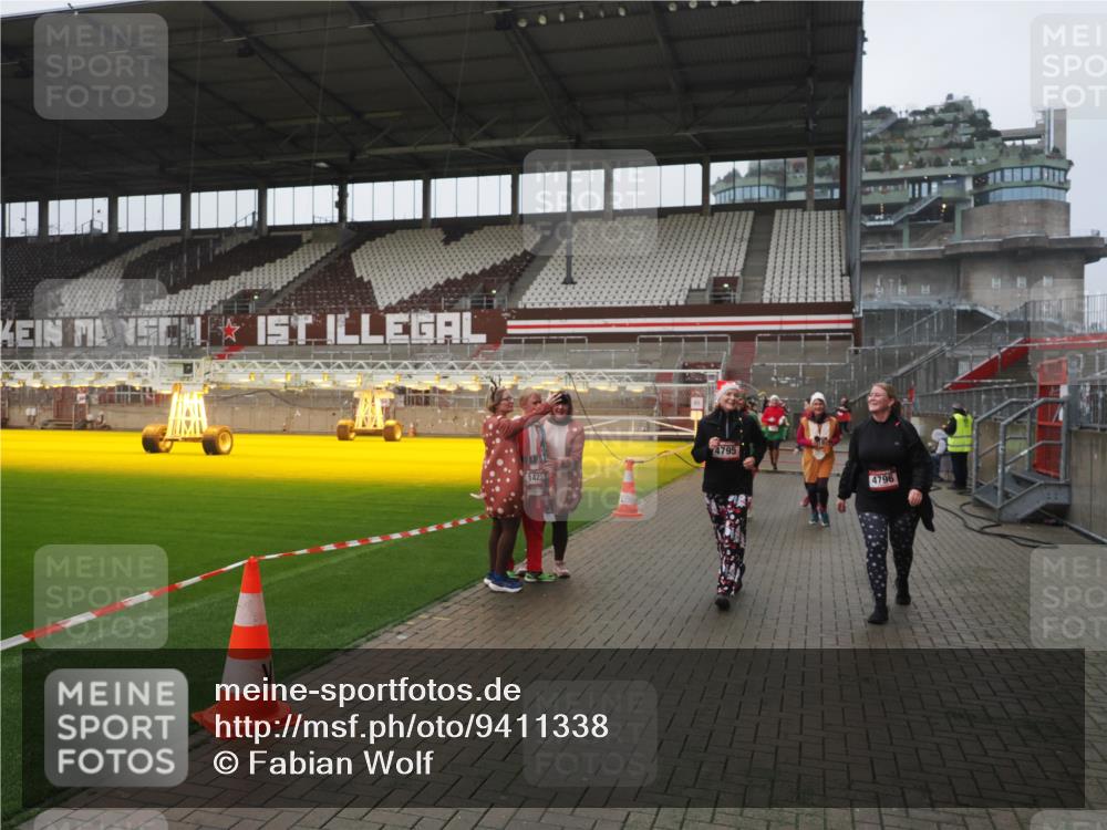 07.12.2025 - St. Pauli X-Mass-Run No. 15 Fabian Wolf http://msf.ph/oto/9411338 07.12.2025 11:12:57 Ziel 494, 681, 683, 684, 919, 1175, 1178, 1703, 3167, 4794, 4795, 4796, 4802, 4804 meine-sportfotos.de