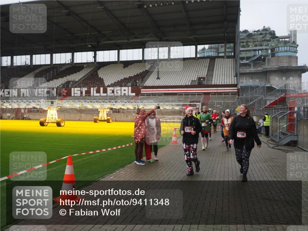 07.12.2025 - St. Pauli X-Mass-Run No. 15 Fabian Wolf http://msf.ph/oto/9411348 07.12.2025 11:12:58 Ziel 494, 681, 683, 684, 919, 1175, 1178, 1703, 3167, 4794, 4795, 4796, 4802, 4804 meine-sportfotos.de
