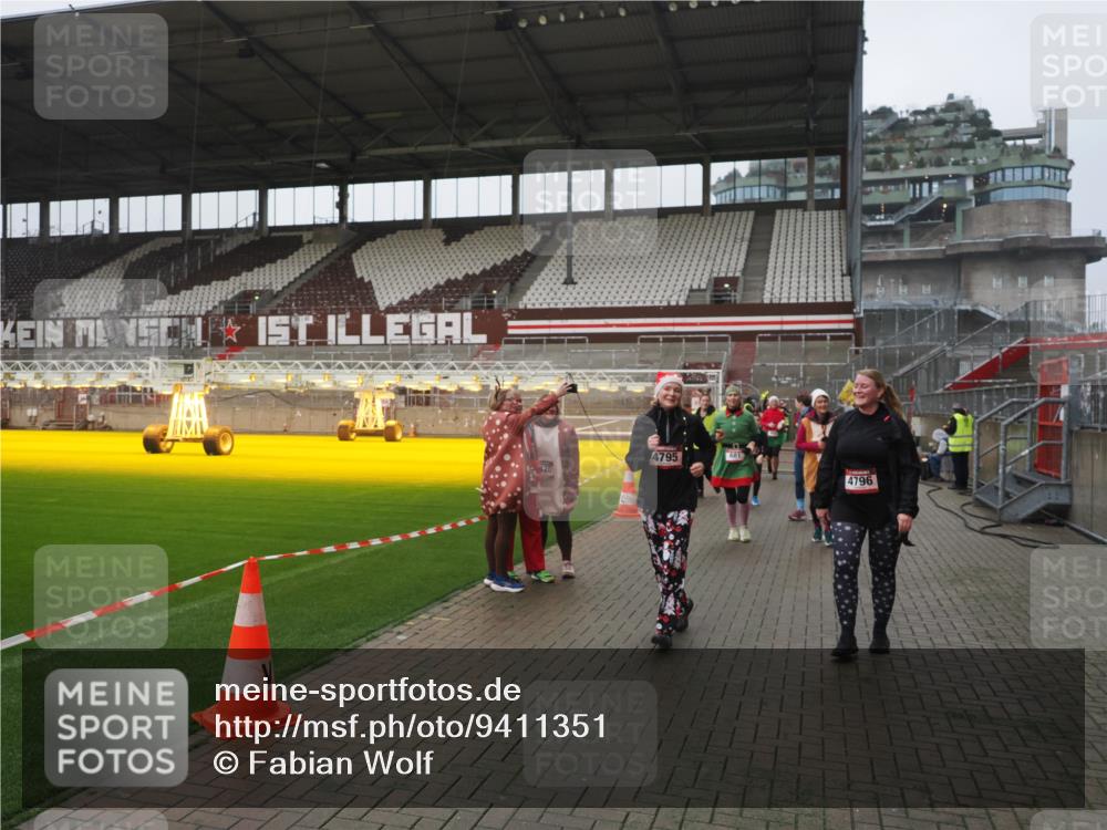 07.12.2025 - St. Pauli X-Mass-Run No. 15 Fabian Wolf http://msf.ph/oto/9411351 07.12.2025 11:12:58 Ziel 494, 681, 683, 684, 919, 1175, 1178, 1703, 3167, 4794, 4795, 4796, 4802, 4804 meine-sportfotos.de