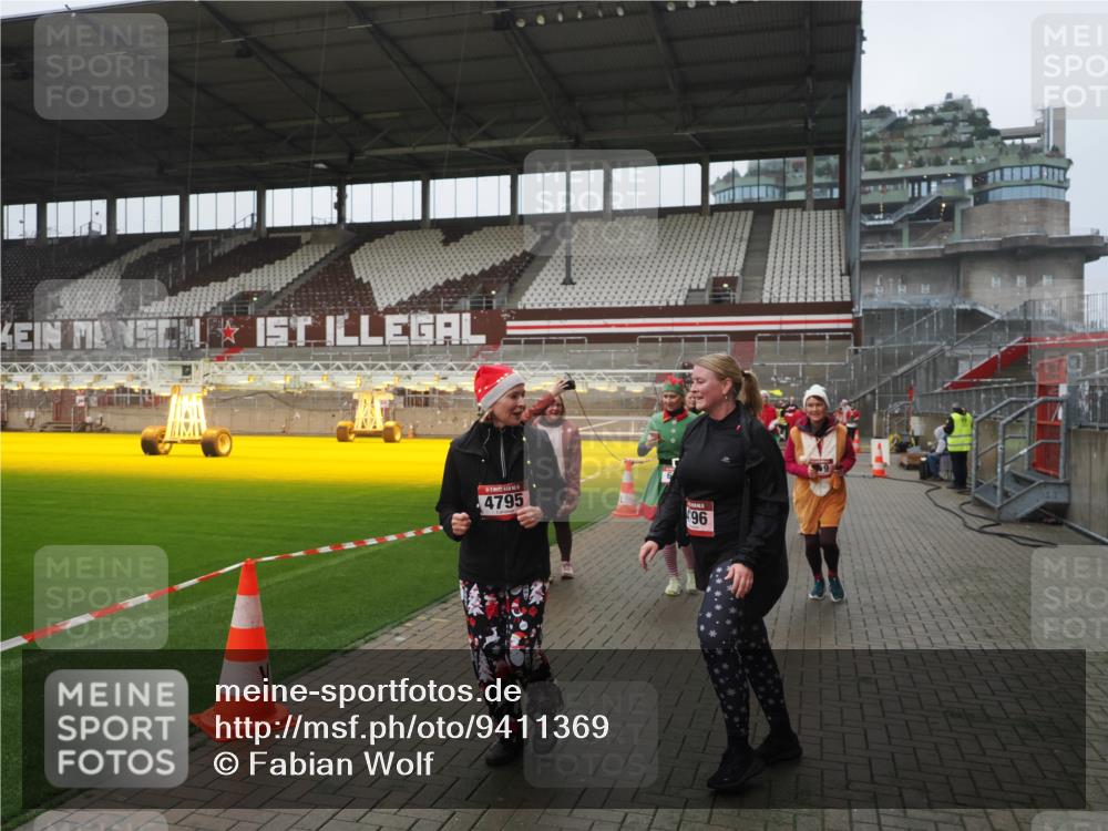 07.12.2025 - St. Pauli X-Mass-Run No. 15 Fabian Wolf http://msf.ph/oto/9411369 07.12.2025 11:13:00 Ziel 681, 683, 684, 919, 1175, 1178, 1703, 3167, 4794, 4795, 4796, 4802, 4804 meine-sportfotos.de
