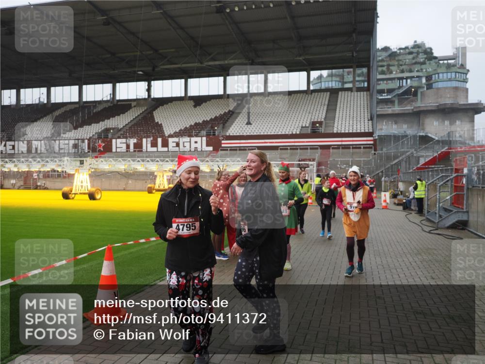 07.12.2025 - St. Pauli X-Mass-Run No. 15 Fabian Wolf http://msf.ph/oto/9411372 07.12.2025 11:13:00 Ziel 681, 683, 684, 919, 1175, 1178, 1703, 3167, 4794, 4795, 4796, 4802, 4804 meine-sportfotos.de