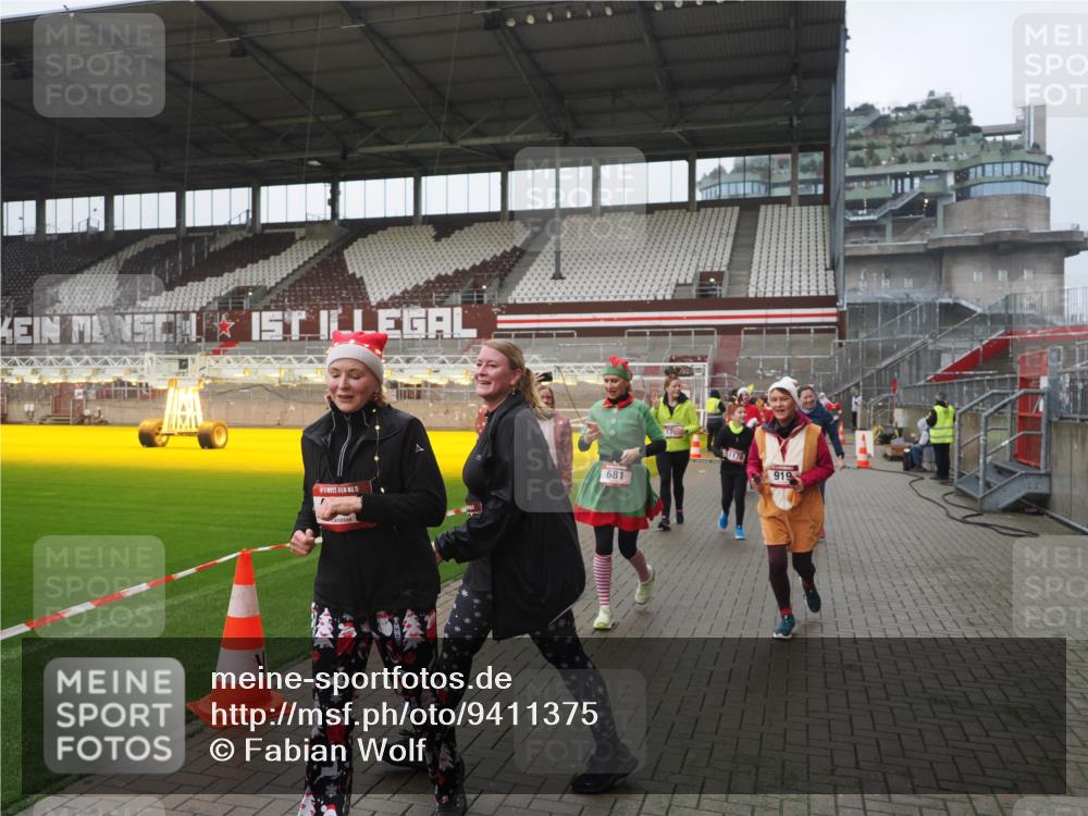 07.12.2025 - St. Pauli X-Mass-Run No. 15 Fabian Wolf http://msf.ph/oto/9411375 07.12.2025 11:13:00 Ziel 681, 683, 684, 919, 1175, 1178, 1703, 3167, 4794, 4795, 4796, 4802, 4804 meine-sportfotos.de