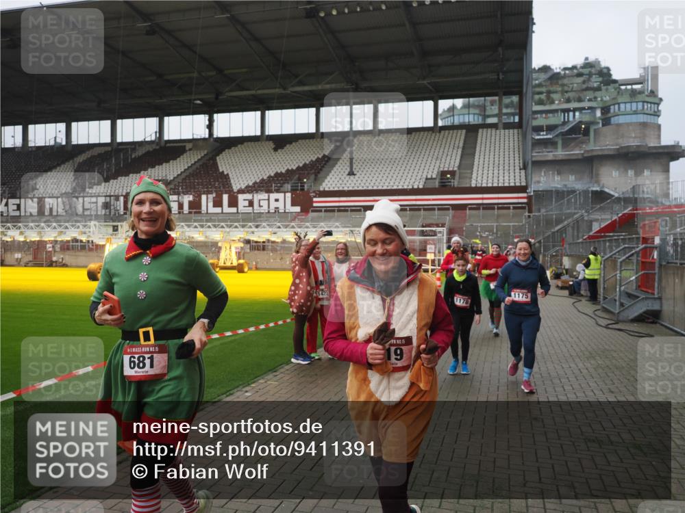 07.12.2025 - St. Pauli X-Mass-Run No. 15 Fabian Wolf http://msf.ph/oto/9411391 07.12.2025 11:13:02 Ziel 681, 683, 684, 919, 1175, 1178, 1703, 3167, 4795, 4796 meine-sportfotos.de