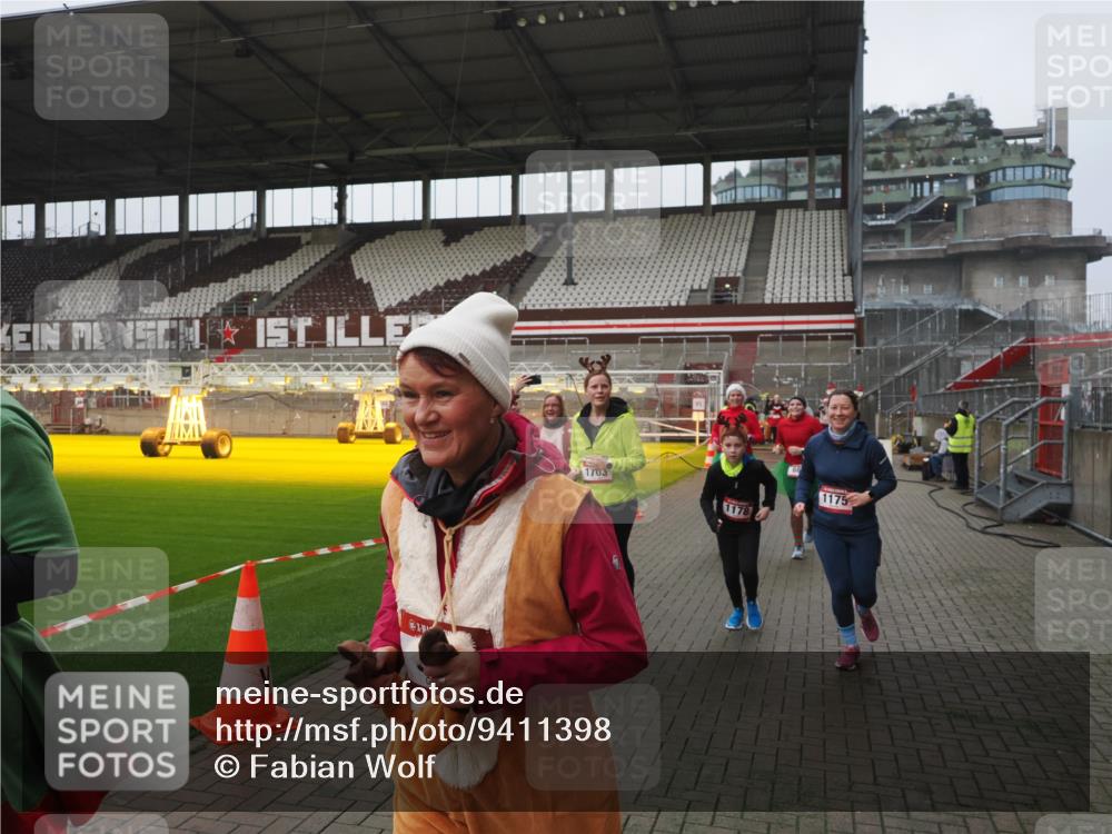 07.12.2025 - St. Pauli X-Mass-Run No. 15 Fabian Wolf http://msf.ph/oto/9411398 07.12.2025 11:13:02 Ziel 681, 683, 684, 919, 1175, 1178, 1703, 3167, 4795, 4796 meine-sportfotos.de