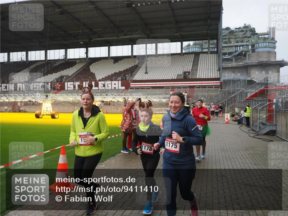 07.12.2025 - St. Pauli X-Mass-Run No. 15 Fabian Wolf http://msf.ph/oto/9411410 07.12.2025 11:13:04 Ziel 17, 22, 47, 681, 683, 684, 919, 1022, 1175, 1178, 1703, 4795, 4796 meine-sportfotos.de