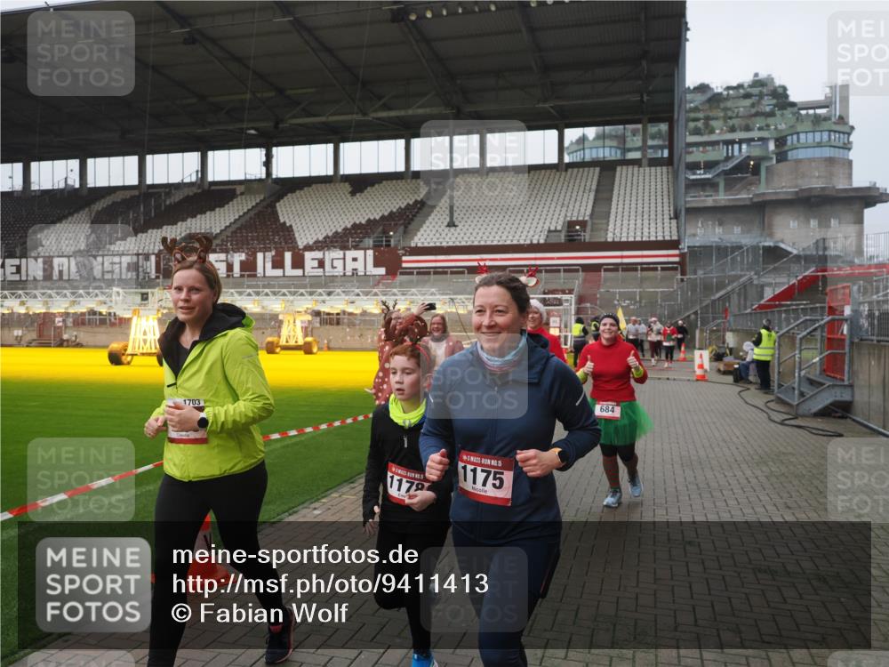 07.12.2025 - St. Pauli X-Mass-Run No. 15 Fabian Wolf http://msf.ph/oto/9411413 07.12.2025 11:13:04 Ziel 17, 22, 47, 681, 683, 684, 919, 1022, 1175, 1178, 1703, 4795, 4796 meine-sportfotos.de