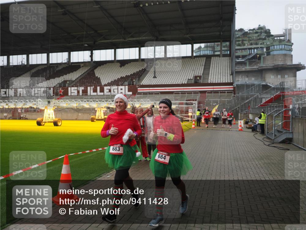 07.12.2025 - St. Pauli X-Mass-Run No. 15 Fabian Wolf http://msf.ph/oto/9411428 07.12.2025 11:13:05 Ziel 17, 22, 47, 681, 683, 684, 919, 1022, 1175, 1178, 1703, 4795, 4796 meine-sportfotos.de