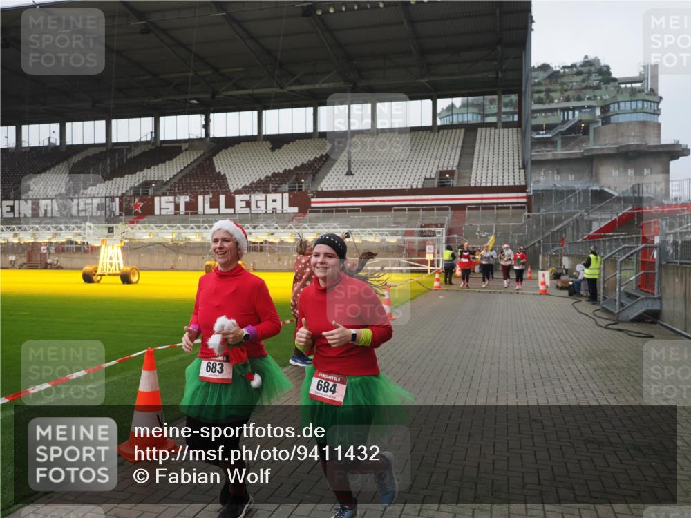 07.12.2025 - St. Pauli X-Mass-Run No. 15 Fabian Wolf http://msf.ph/oto/9411432 07.12.2025 11:13:05 Ziel 17, 22, 47, 681, 683, 684, 919, 1022, 1175, 1178, 1703, 4795, 4796 meine-sportfotos.de