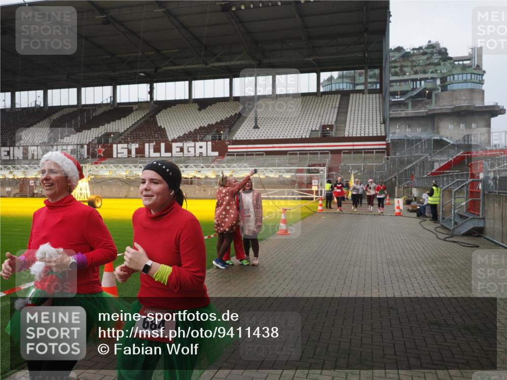 07.12.2025 - St. Pauli X-Mass-Run No. 15 Fabian Wolf http://msf.ph/oto/9411438 07.12.2025 11:13:06 Ziel 17, 22, 47, 681, 683, 684, 919, 1022, 1175, 1178, 1645, 1646, 1703, 4796 meine-sportfotos.de