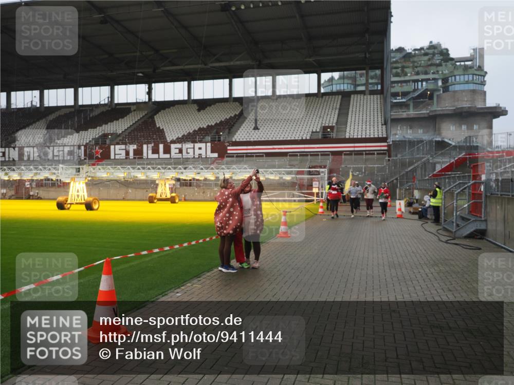 07.12.2025 - St. Pauli X-Mass-Run No. 15 Fabian Wolf http://msf.ph/oto/9411444 07.12.2025 11:13:07 Ziel 17, 22, 47, 681, 683, 684, 919, 1022, 1175, 1178, 1645, 1646, 1647, 1703 meine-sportfotos.de