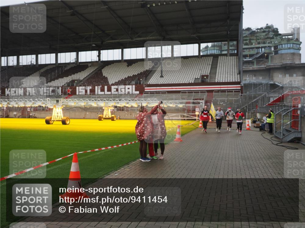 07.12.2025 - St. Pauli X-Mass-Run No. 15 Fabian Wolf http://msf.ph/oto/9411454 07.12.2025 11:13:08 Ziel 17, 22, 47, 681, 683, 684, 919, 1022, 1175, 1178, 1645, 1646, 1647, 1703 meine-sportfotos.de