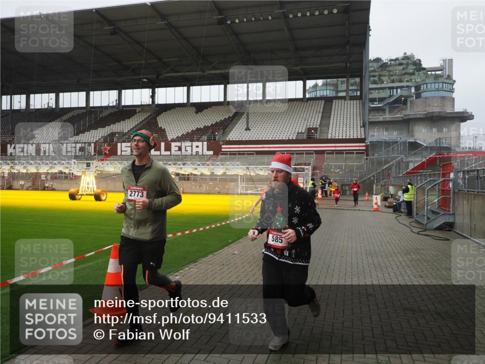 07.12.2025 - St. Pauli X-Mass-Run No. 15 Fabian Wolf http://msf.ph/oto/9411533 07.12.2025 11:13:31 Ziel 585, 1111, 1114, 1338, 1341, 1664, 2125, 2773 meine-sportfotos.de