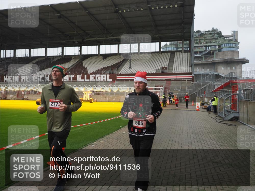 07.12.2025 - St. Pauli X-Mass-Run No. 15 Fabian Wolf http://msf.ph/oto/9411536 07.12.2025 11:13:31 Ziel 585, 1111, 1114, 1338, 1341, 1664, 2125, 2773 meine-sportfotos.de