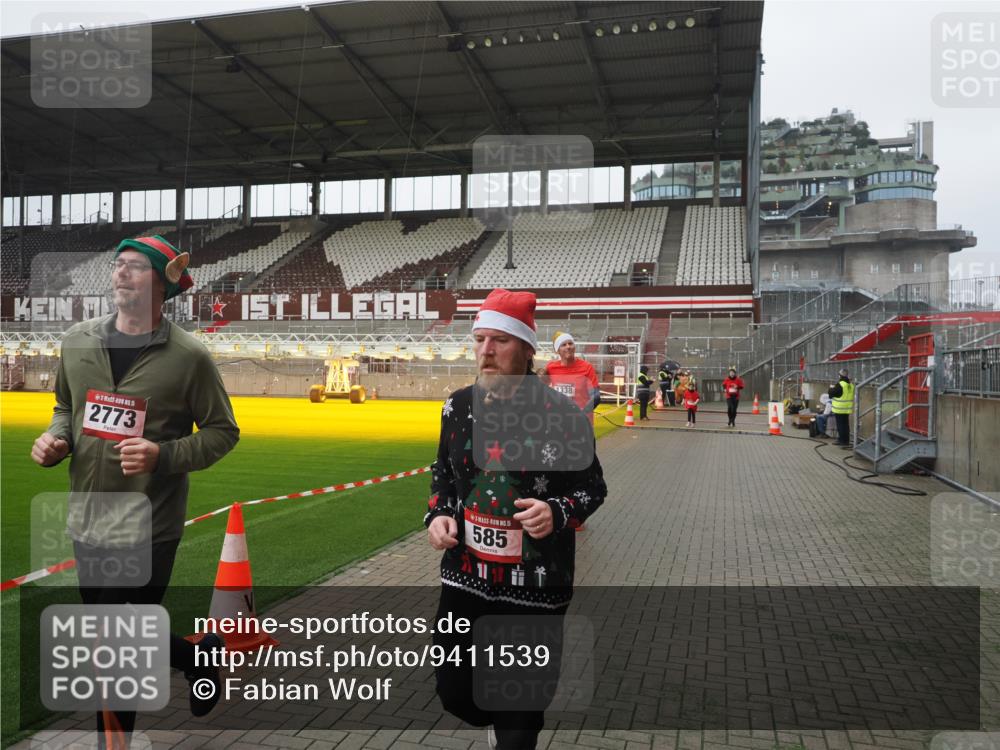 07.12.2025 - St. Pauli X-Mass-Run No. 15 Fabian Wolf http://msf.ph/oto/9411539 07.12.2025 11:13:31 Ziel 585, 1111, 1114, 1338, 1341, 1664, 2125, 2773 meine-sportfotos.de