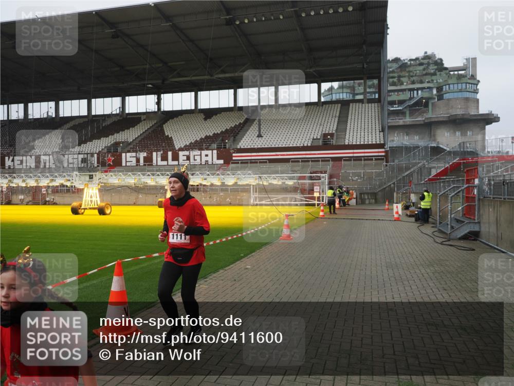 07.12.2025 - St. Pauli X-Mass-Run No. 15 Fabian Wolf http://msf.ph/oto/9411600 07.12.2025 11:13:38 Ziel 585, 1111, 1114, 1338, 1341, 1664, 2773 meine-sportfotos.de